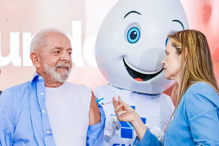 Lula durante coletiva temática sobre Saúde e anúncios relacionados, com a Ministra da Saúde, Nísia Trindade, no Palacio do Planalto  (Ricardo Stuckert / PR/ Flickr/Reprodução)