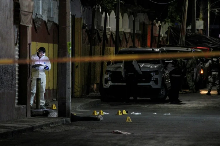 Equipe forense trabalha perto do corpo de Gisela Gaytan, candidata à prefeitura de Celaya, após a política ter sido baleada durante um comício de campanha em San Miguel Octopan, no estado de Guanajuato, México, em 1º de abril de 2024 (AFP)