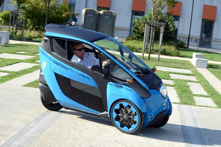 O elétrico I-Road, da Toyota, foi lançado recentemente na França; dirigente diz que setor tem apenas dez anos para passar de 15% de veículos limpos para 100% (Getty Images)