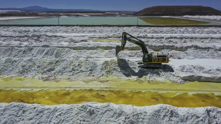 Divisas: país vizinho planeja dobrar a produção do mineral na próxima década. (AFP Photo)