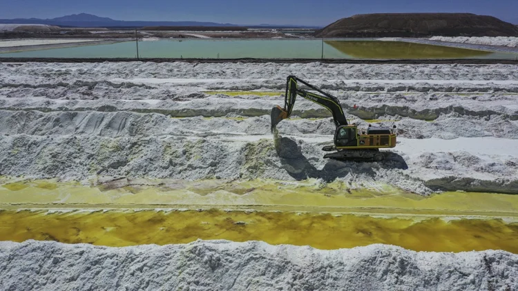 Divisas: país vizinho planeja dobrar a produção do mineral na próxima década. (AFP Photo)