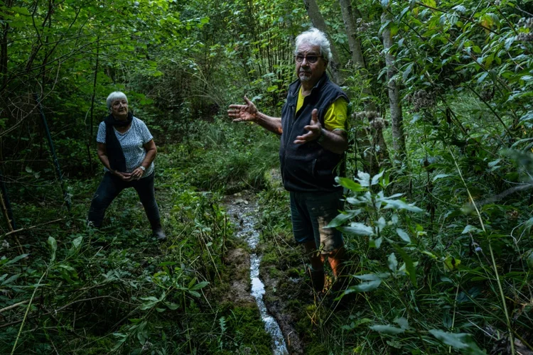 Água: Marie-Jeanne e Jacques Fournier, em uma das nascentes do rio Sena, trabalham como guardiões das nascentes em Source-Seine, no centro da França (AFP Photo)