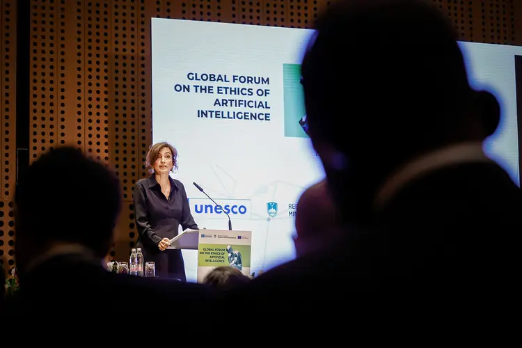 Responsabilidade em pauta: Audrey Azoulay, diretora-geral da Unesco, discursa no 2o Fórum Global sobre Ética da IA em Kranj, na Eslovênia (Luka Dakskobler/SOPA Images/LightRocket/Getty Images)