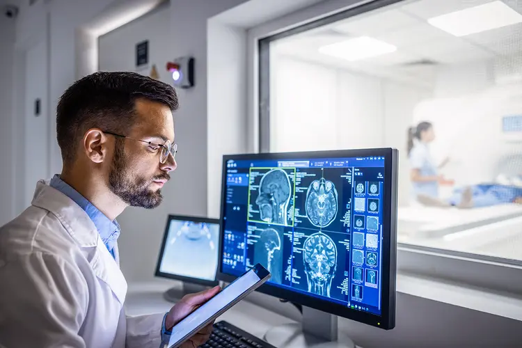 Algoritmos de aprendizagem profunda podem analisar raios X, ressonâncias magnéticas e outros exames médicos com precisão notável (Smederevac/Getty Images)