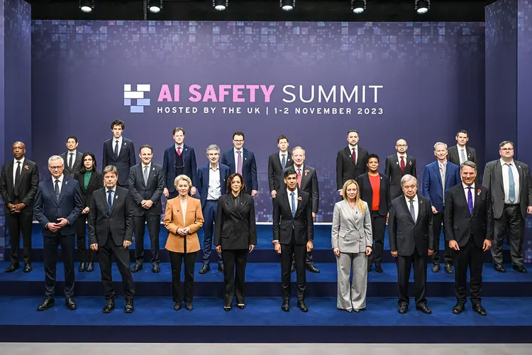 AI Safety Summit 2023, realizado em novembro do ano passado em Bletchley Park, na Inglaterra, reuniu chefes de governos e empresas de tecnologia para falar sobre o desenvolvimento seguro e responsável da IA (Leon Neal/Getty Images)