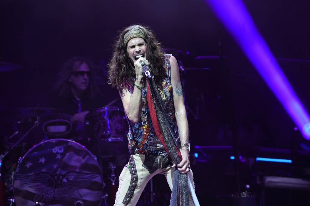 Após 7 meses de afastamento, Steven Tyler retorna ao Aerosmith e anuncia turnê de despedida