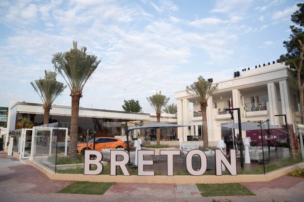 “Alfaiataria de móveis”, Breton dá início à expansão internacional com flagship em Dubai
