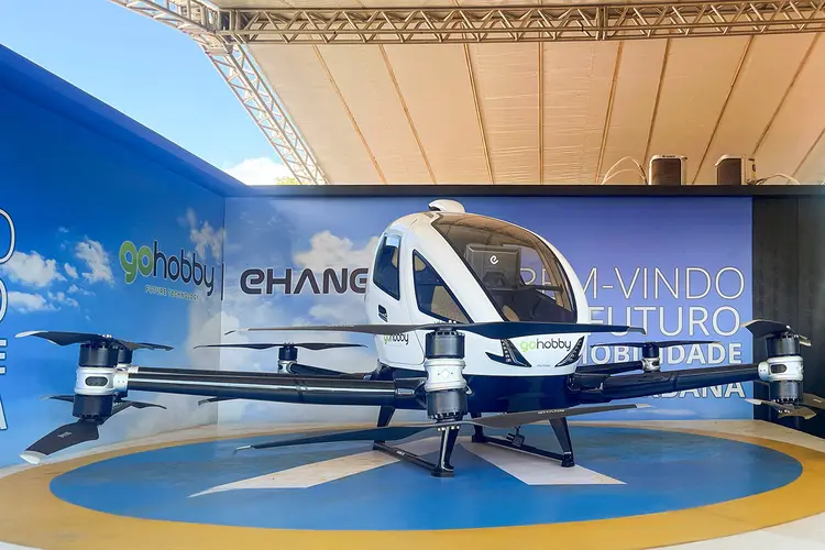 Apelidado de "carro voador", o veículo da EHang é um eVTOL, modelo capaz de fazer decolagens na vertical, como um helicóptero, mas movido por energia elétrica e com vários motores, como um drone (Rafael Balago/Exame)