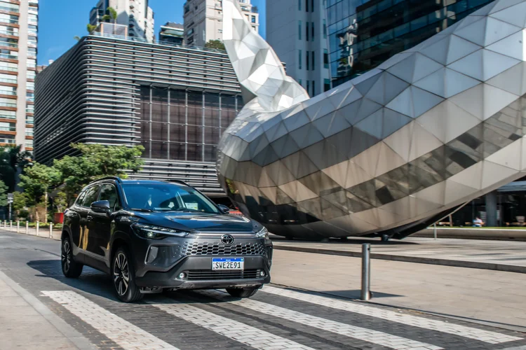 Corolla Cross 2025: lanternas e rodas redesenhadas (Toyota/Divulgação)