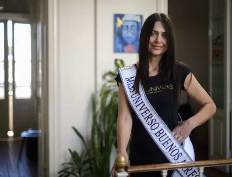 Alejandra tem 60 anos e pode disputar o Miss Universo (MARCOS GOMEZ/AFP)