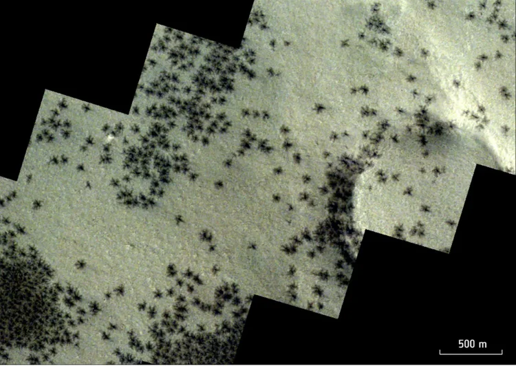 As 'aranhas marcianas' são, na verdade, uma reação à mudança do inverno para a primavera em Marte (ExoMars TGO/ESA)