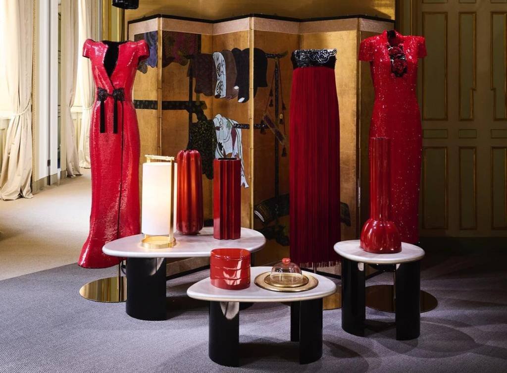 Conheça os detalhes da exposição da Armani inspirada nas viagens do estilista pelo mundo