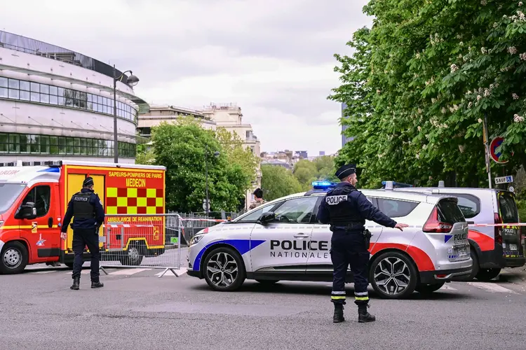 Consulado do Irã em Paris sofre ameaça de explosão e polícia isola área (Miguel Medina/AFP/Getty Images)