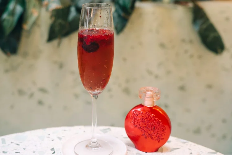 Floratta Red de Boticário leva espumante, licor de cassis e pedaços de frutas vermelhas congeladas (Boticário/Divulgação)