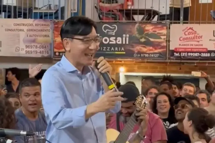 Embaixador coreano Lim Ki-mo fez sucesso ao cantar no Samba do Trabalhador (Redes Sociais/Reprodução)