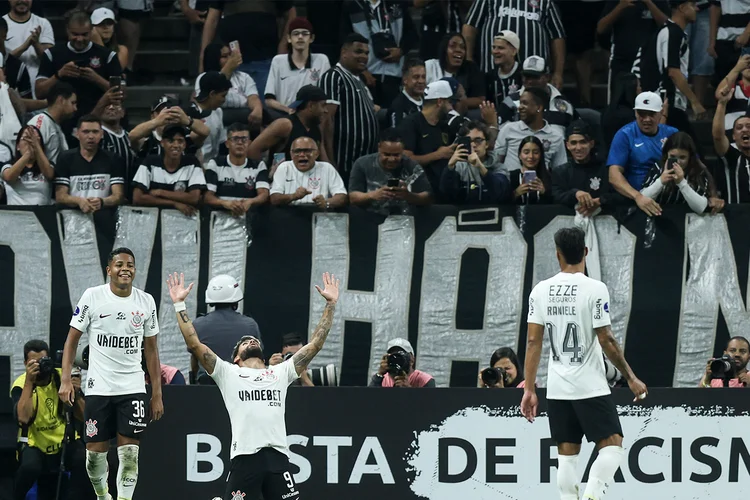 De goleada: Yuri Alberto celebra gol na partida contra o Nacional, que terminou 4 a 0 para o Timão e inaugurou a parceria com a Gerando Falcões (Alexandre Schneider /Getty Images)