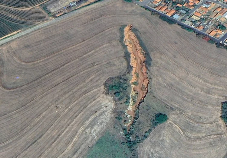 Cratera em Lupércio, cidade no interior de São Paulo (Google Street View/Reprodução)