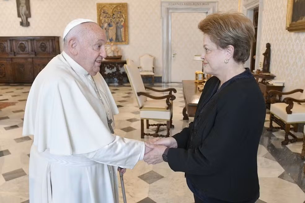 Papa Francisco recebe ex-presidente Dilma Rousseff no Vaticano; veja vídeo