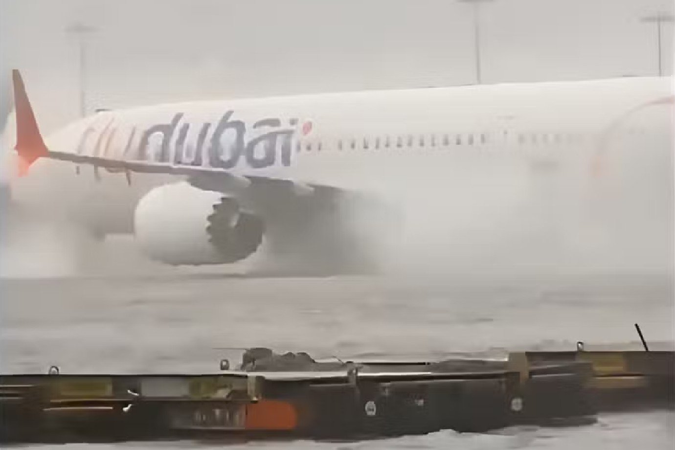 Tempestade inunda aeroporto de Dubai e jogo do time de Neymar é adiado