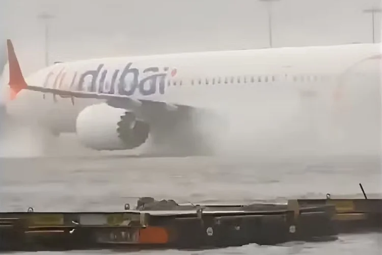 Fortes chuvas atingem os Emirados Árabes e afetam o Aeroporto de Dubai (Instagram/Reprodução)