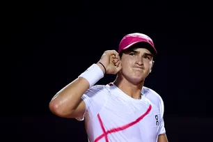Imagem referente à notícia: Elogios de Federer, Alcaraz e Djokovic: quem é o jovem tenista brasileiro João Fonseca