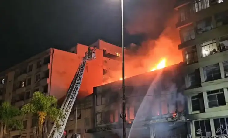 Incêndio: chamas atingem pousada em Porto Alegre (RS) (X (antigo Twitter)/Reprodução)