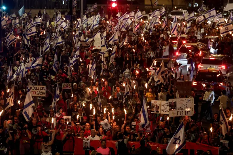 Manifestantes protestam contra o governo do premiê Benjamin Netanyahu no quarto dia de manifestações em Jerusalém, em 2 de abril de 2024 (AFP)