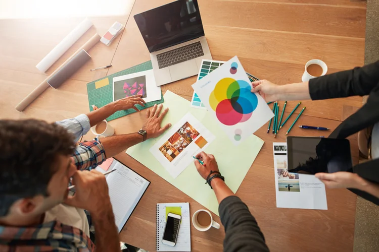 Designers podem trabalhar com produtos, diferentes mídias e aplicativos (jacoblund/Getty Images)