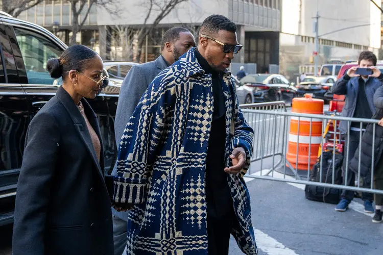 Jonathan Majors na Corte Criminal de Manhattan, em Nova York, nesta segunda (David Dee Delgado/Getty Images)