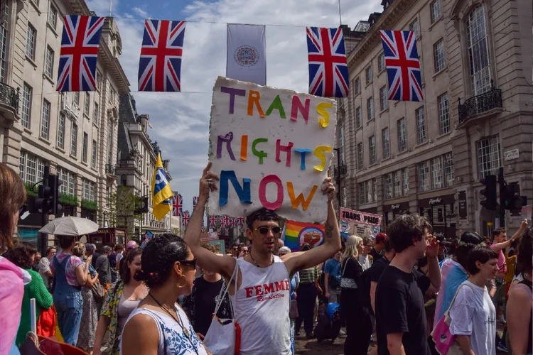 Estudo indica que poucas crianças trans se arrependem da transição após 5 anos (Vuk Valcic/SOPA Images/LightRocket/Getty Images)