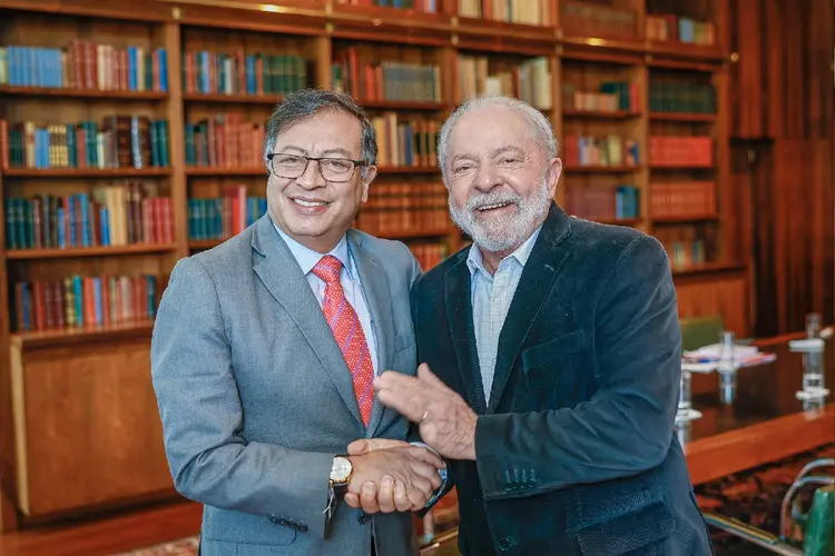 Lula ao lado do presidente da Colômbia, Gustavo Petro (Ricardo Stuckert / PR/ Flickr/Divulgação)