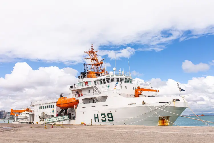 Navio operado pela Marinha abrigará cientistas nos próximos 30 dias, no litoral do Amapá. (Esfera Brasil/Divulgação)