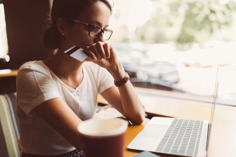 A tecnologia da empresa identifica transações maliciosas ao comparar localização de dispositivos usados com dados dos titulares das contas (martin-dm/Getty Images)