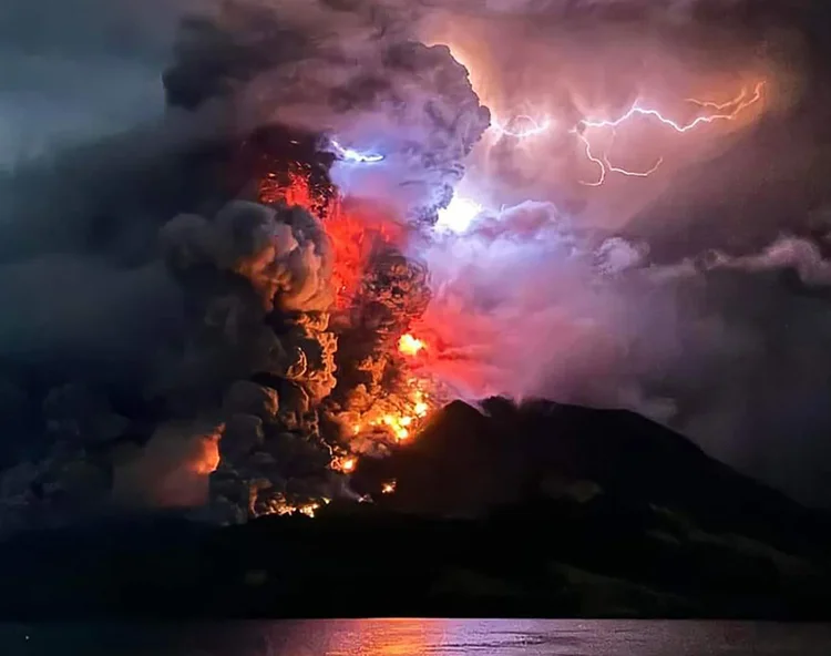 Erupções no monte Ruang provocam coluna de fumaça de mais de 1,5 quilômetro de altura (Center for Volcanology and Geological Hazard Mitigation/AFP/Getty Images/-)