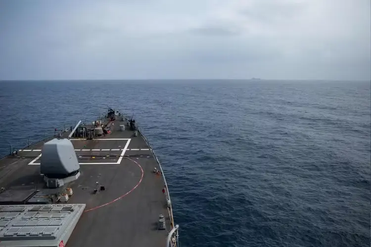 Contratorpedeiro americano USS Laboon trafega pelo Mar Vermelho (Elexia Morelos / Departamento de Defesa dos EUA/AFP)