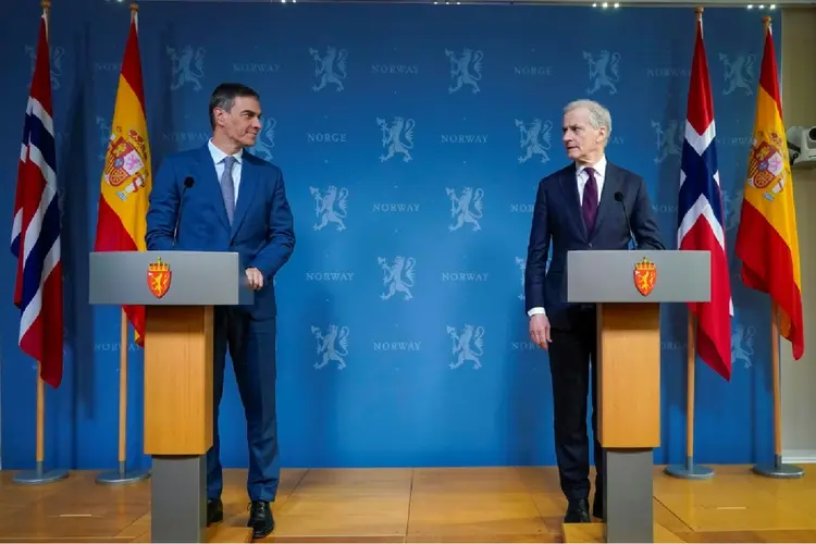 Os chefes dos governos da Espanha, Pedro Sánchez, e da Noruega, Jonas Gahr Stoere, durante coletiva de imprensa em Oslo, em 12 de abril de 2024 (AFP)