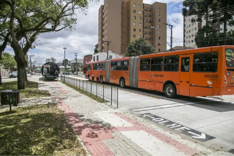Frota conta com 1.226 ônibus distribuídos em 250 linhas, que atendem mais de 1,3 milhão de passageiros diariamente. (Esfera Brasil/Divulgação)
