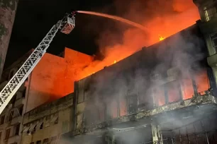 Imagem referente à matéria: Prefeito de Porto Alegre decreta luto de três dias, após incêndio que matou ao menos dez em pousada