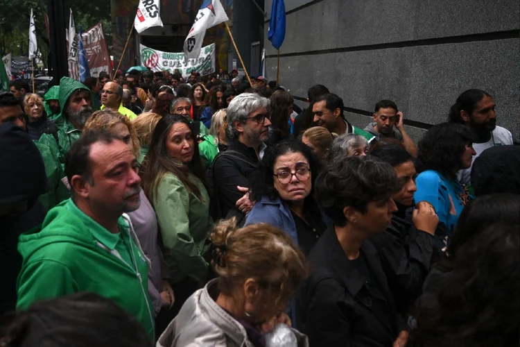 Trabalhadores protestam em frente à Secretaria do Trabalho da Nação contra as demissões no estado, em Buenos Aires (Luis Robayo/AFP)