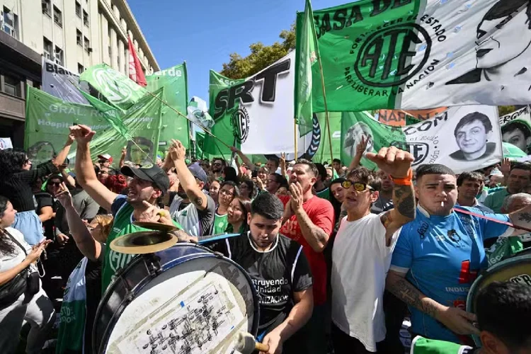 Membros da Associação de Trabalhadores do Estado (ATE) protestam em frente ao Ministério da Economia contra demissões em massa em Buenos Aires (Luis Robayo/AFP Photo)