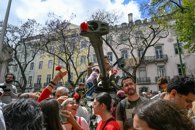 Revolução dos Cravos é celebrada por moradores de Lisboa, em Portugal ( Horacio Villalobos#Corbis/Getty Images)
