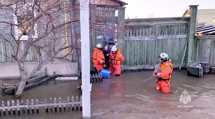 Rússia: cidade fica inundada após rompimento de barragem (Handout / Russian Emergencies Ministry/AFP)