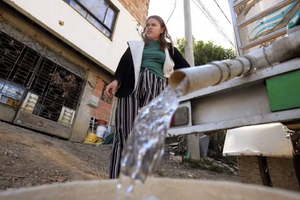 Prefeito de Bogotá sugere à população banho em dupla para economizar água em meio à crise hídrica