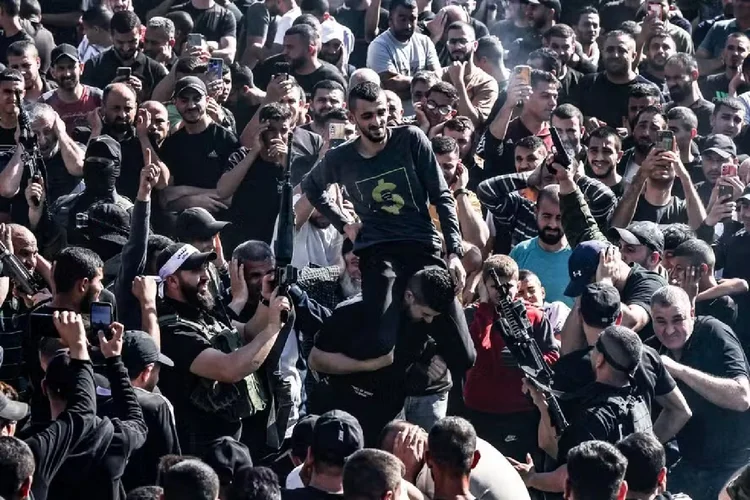 Comandante de alto escalão da Jihad Islâmica, Muhammad Jaber, é carregado nos ombros durante o cortejo fúnebre de palestinos mortos em um ataque israelense no campo de Nur Shams, na Cisjordânia ( Zain JAAFAR/AFP)