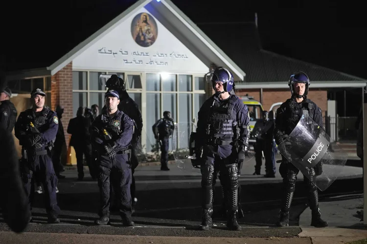 Policiais protegem a igreja onde ocorreu a agressão no começo desta semana. (AP Photo/Mark Baker/AP)