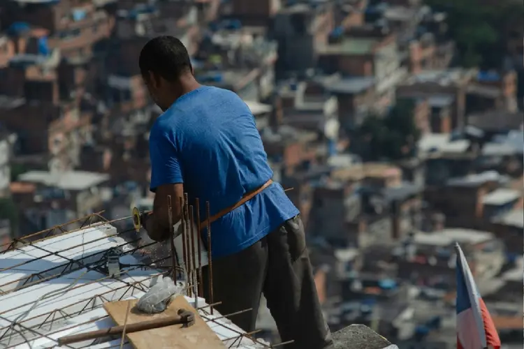 Homem trabalha exposto ao calor em uma construção no Rio de Janeiro em 17 de novembro de 2023 (AFP)