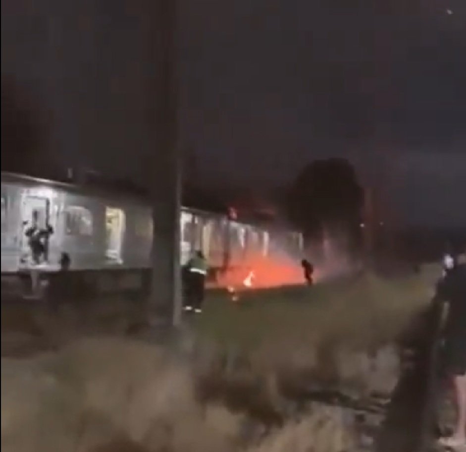 Trem pega fogo na zona norte do Rio e passageiros pulam do vagão em chamas; veja vídeo