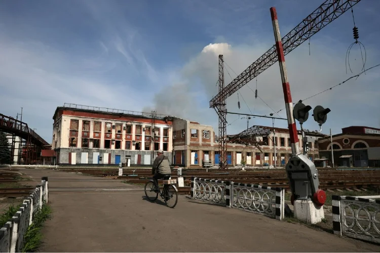 A estação de Lyman, atingida pelo bombardeio russo, no leste da Ucrânia, no dia 13 de abril de 2024 (AFP)