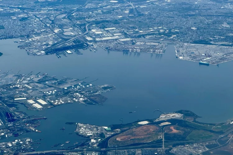 Pone de Baltimore: Inicialmente, os navios maiores não poderão passar e o corredor servirá principalmente para as embarcações "envolvidas nas operações" do porto e de socorro (AFP/AFP Photo)