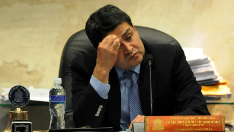 Juan Orlando Hernández, que o sucederia na Presidência e que agora está preso nos Estados Unidos por narcotráfico
